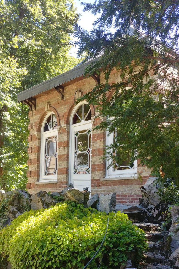 yoga (école d'Evian, Hatta), massages, toucher-massage pour les personnes en fragilité, sonothérapie...